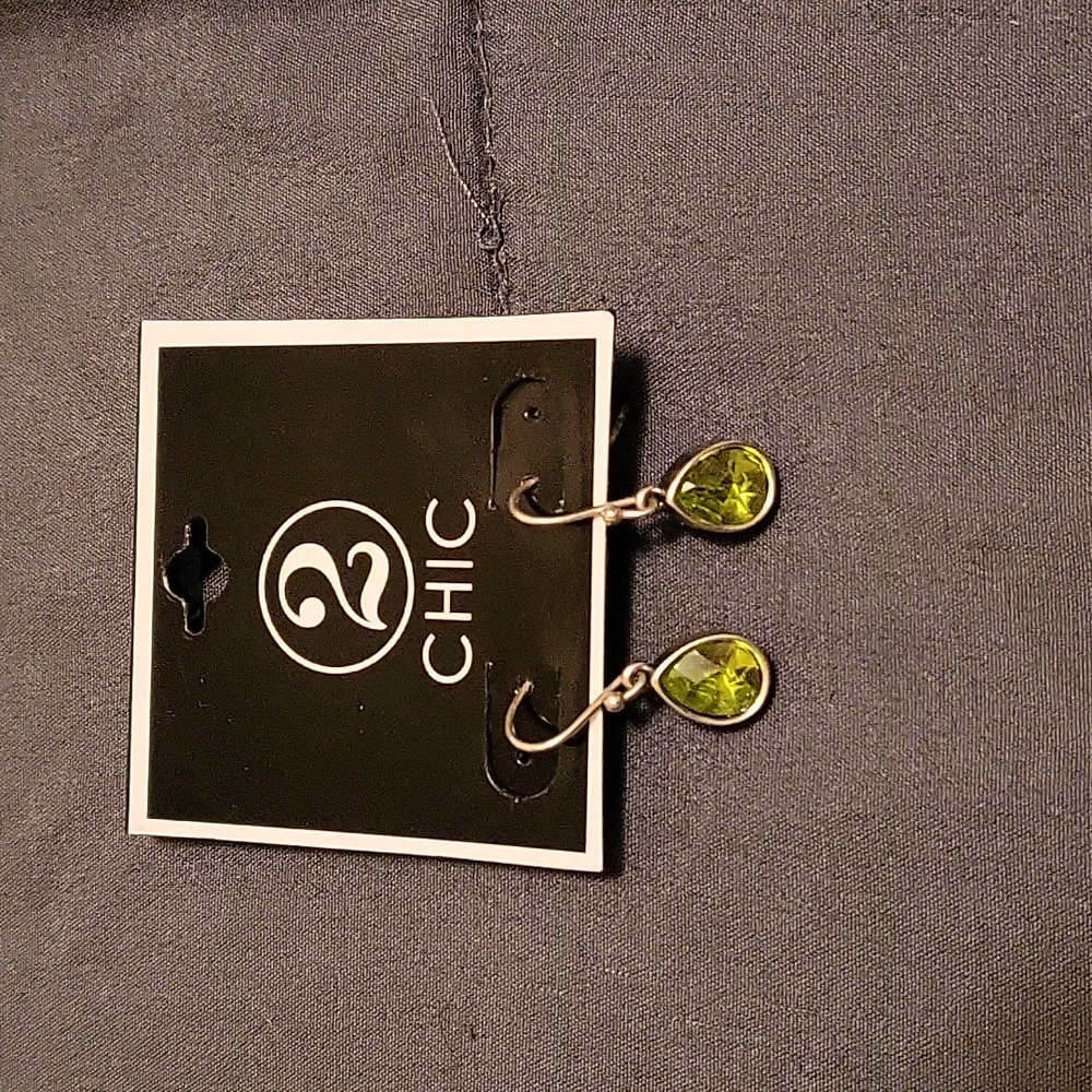2 chic silver dangle earrings with green gem